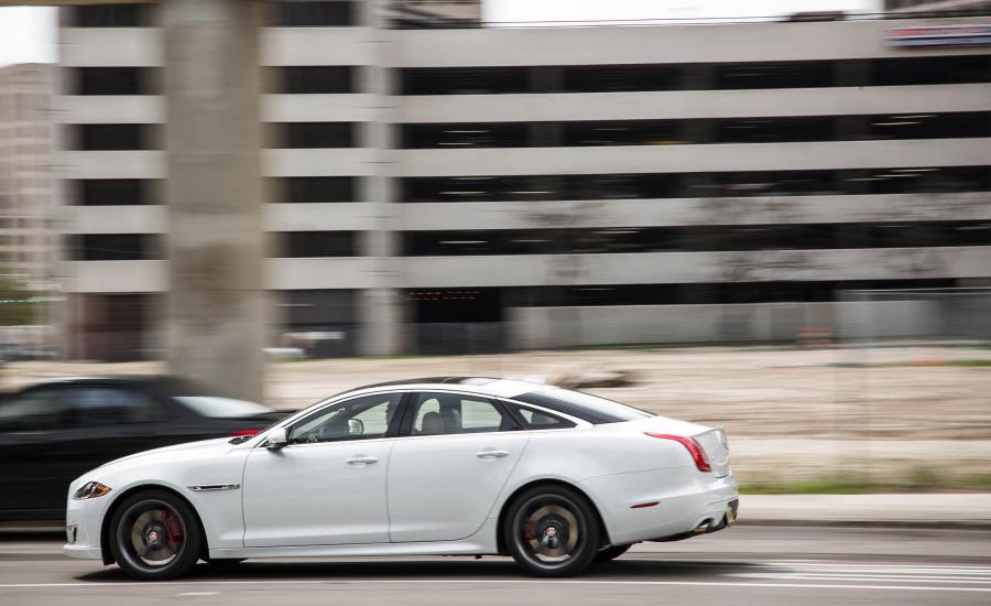  Jaguar XJR 2016 года  (US) (фото 13 из 13)